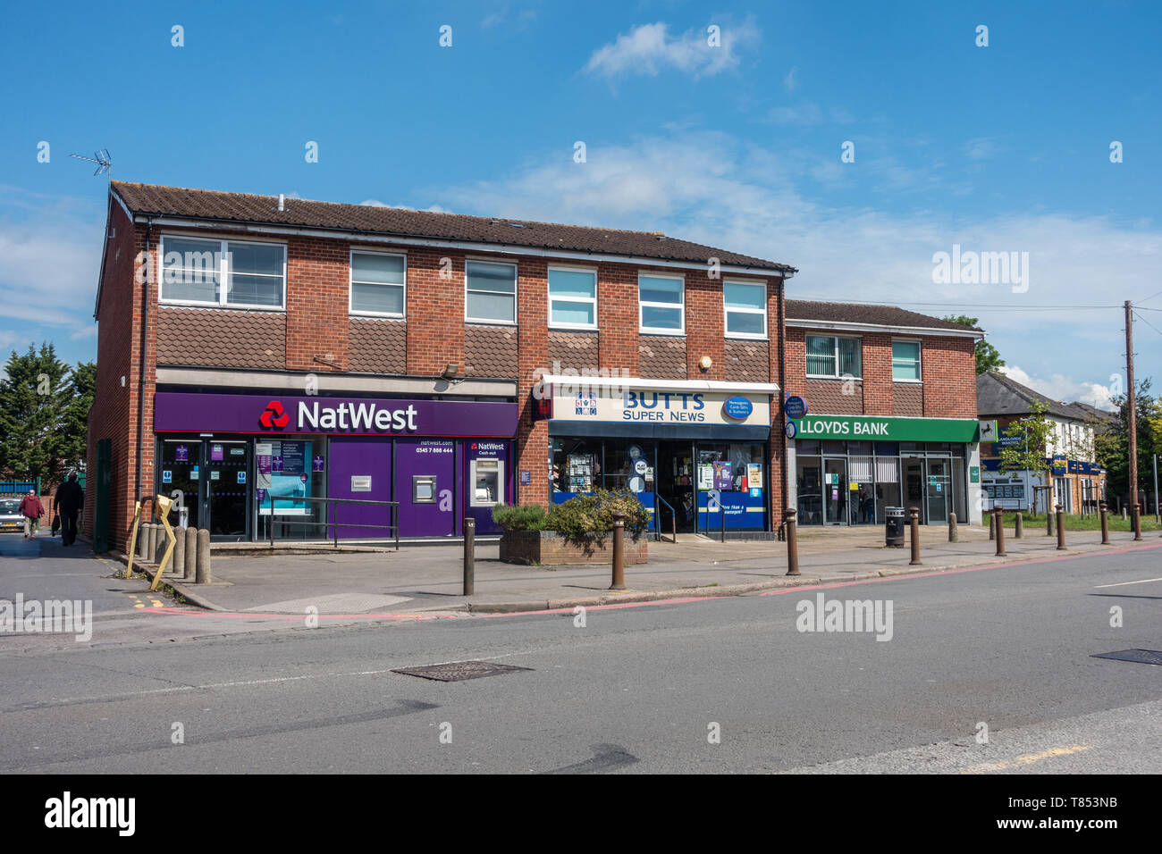 Les banques Lloyds et NatWest séparés par un marchand sur la route de l'école, Tilehurst, Reading, Royaume-Uni Banque D'Images