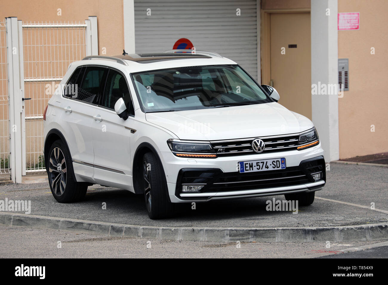 Roquebrune-Cap-Martin, France - le 8 mai 2019 : Blanc De Luxe Volkswagen Tiguan 2.0 TDI 240 R-Line SUV garé dans la rue, un véhicule multisegment Compact (CU Banque D'Images