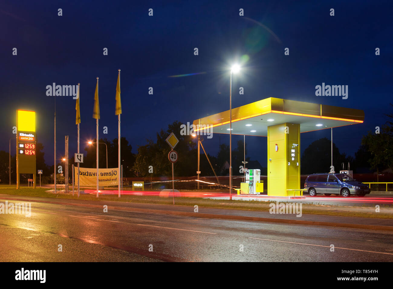 Estonian station essence à Nuit Banque D'Images