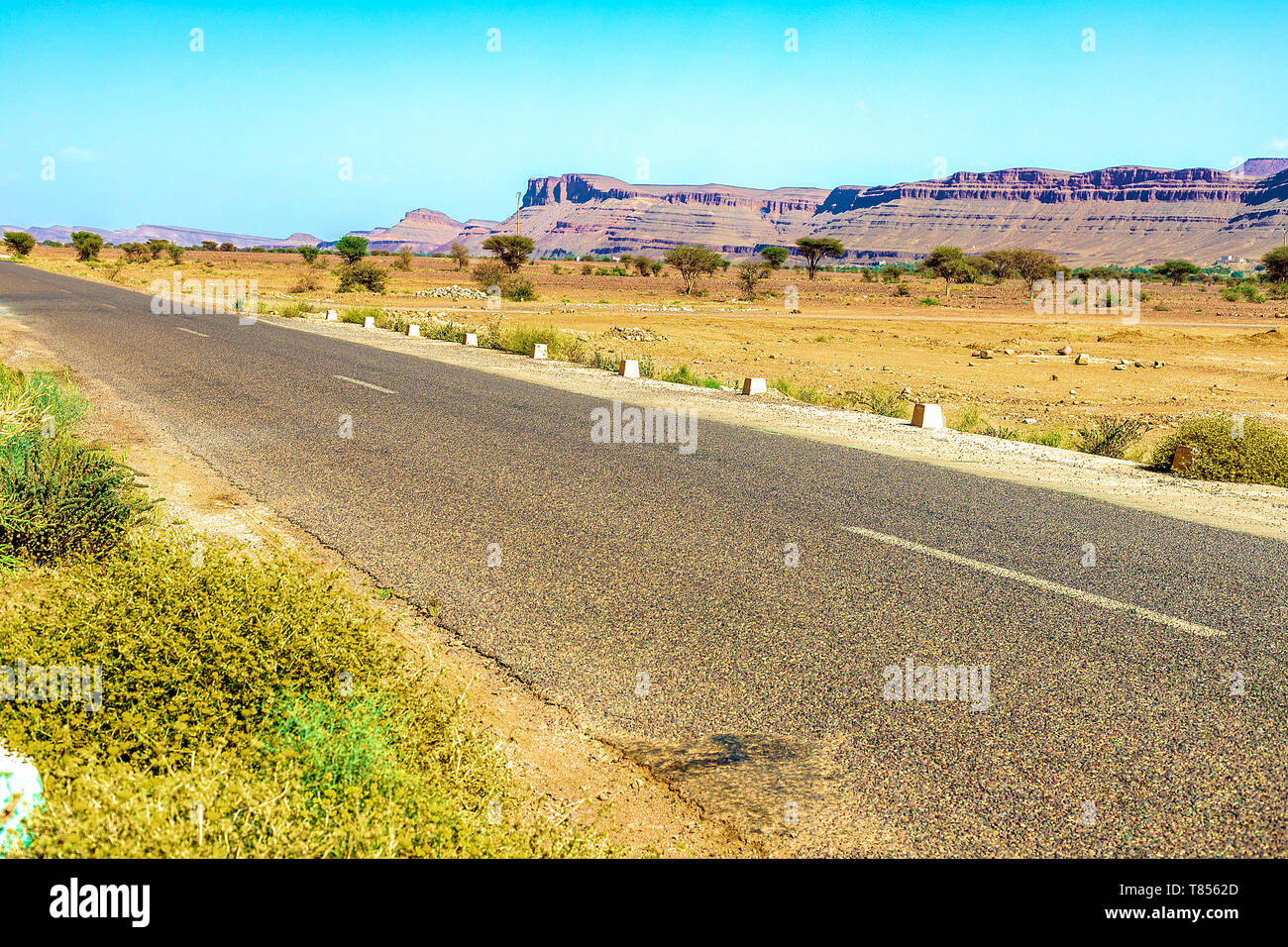 Route dans les montagnes de l'Atlas au Maroc. Voyage à travers le Maroc paysage routier. Banque D'Images