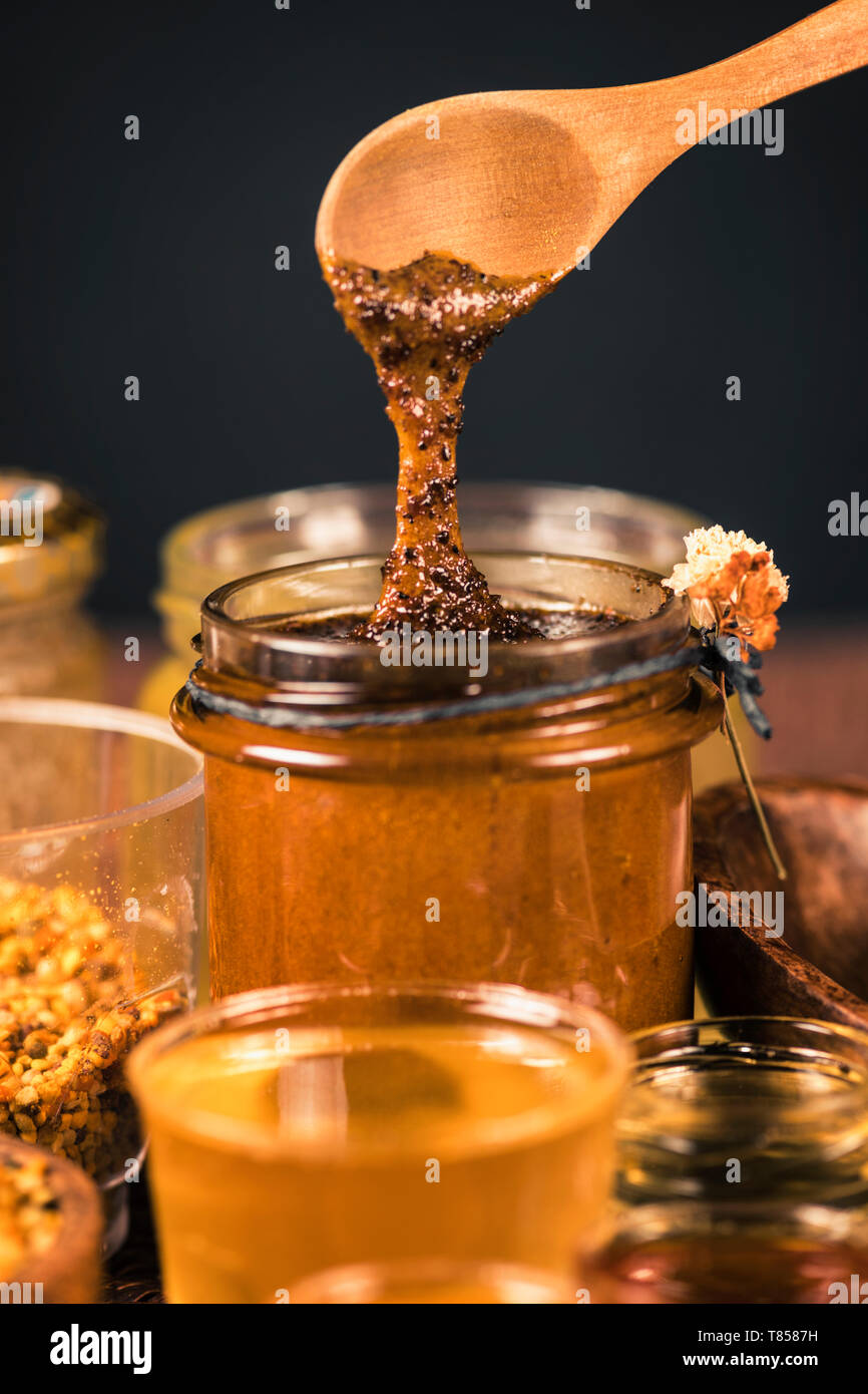 La gelée royale la propolis le pollen le miel avec et Banque D'Images