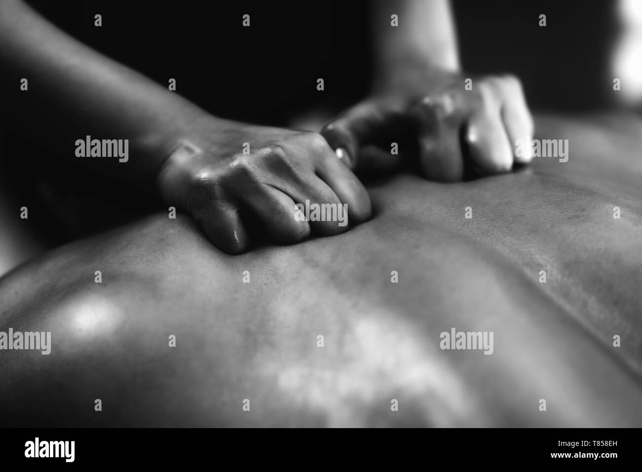Massage du dos Banque D'Images