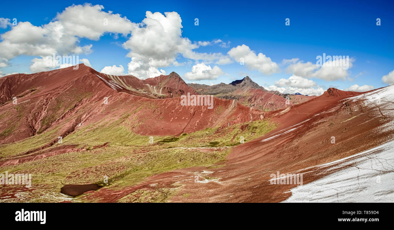 Paysage autour de route trek dans Vinicunca, région de Cuzco, Pérou. Montana de Siete Colores, ou montagne. Arc-en-ciel et vallée Rouge. Banque D'Images