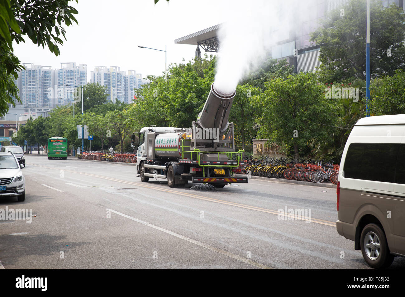 Guangzhou, Chine - avril 10,2018:chariot d'arrosage sur la route, ce chariot est pour faire de la poussière et de P2,5 . Banque D'Images