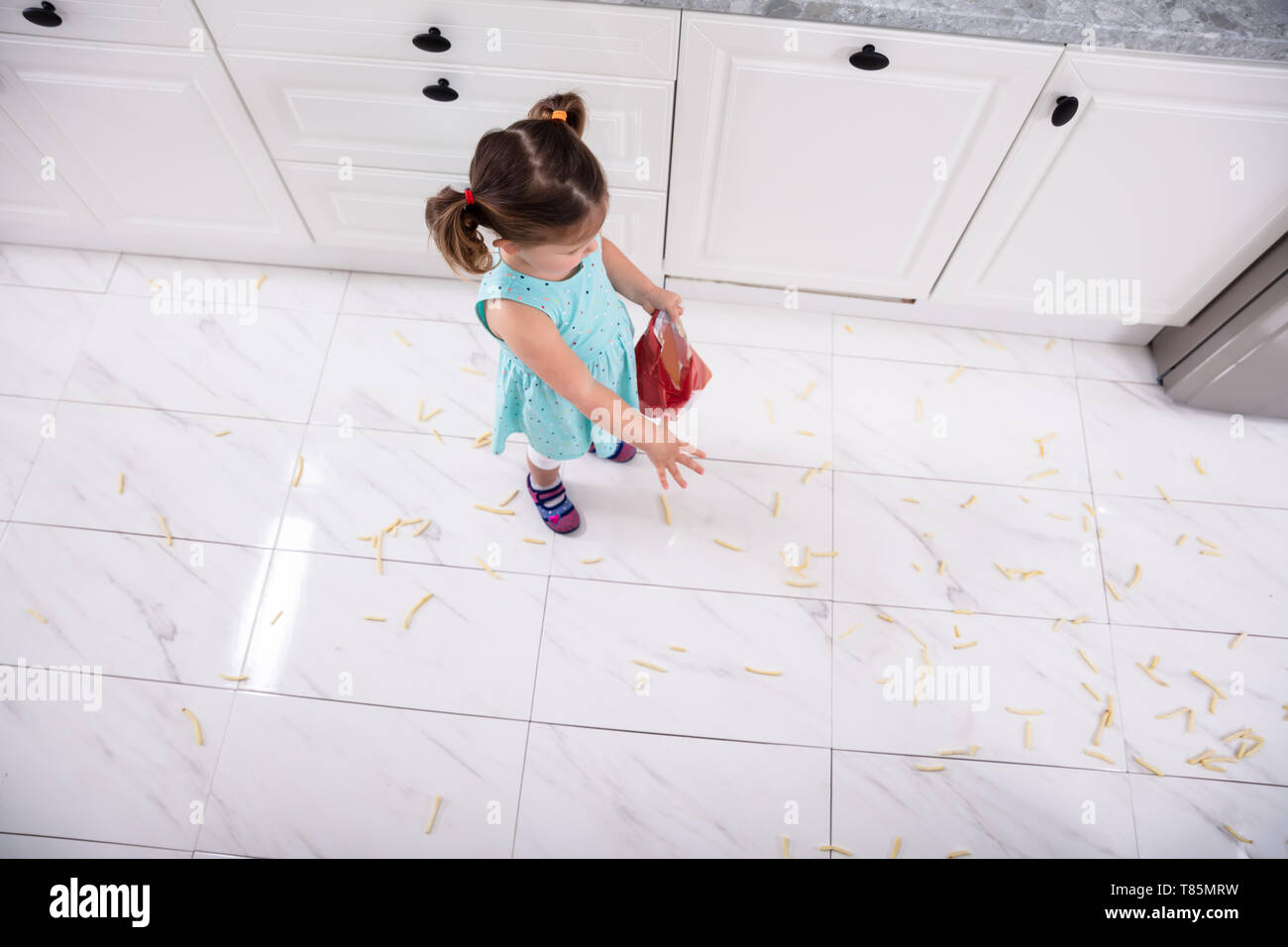 Un Portrait of Girl Throwing Frites sur marbre Banque D'Images