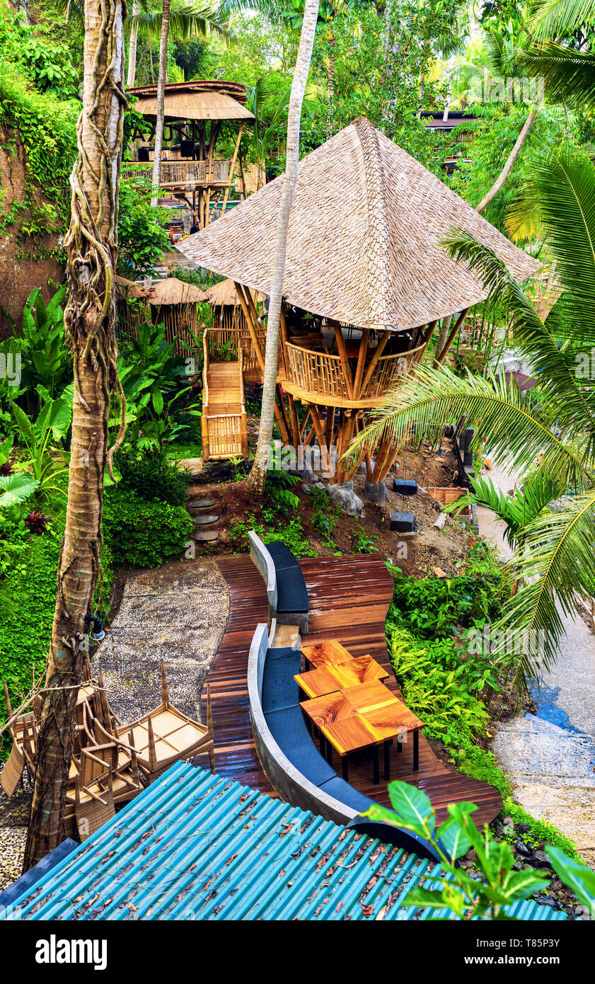 Bamboo hut dans l'architecture traditionnelle balinaise caché dans la jungle  de la forêt tropicale. Bali, Indonésie Photo Stock - Alamy