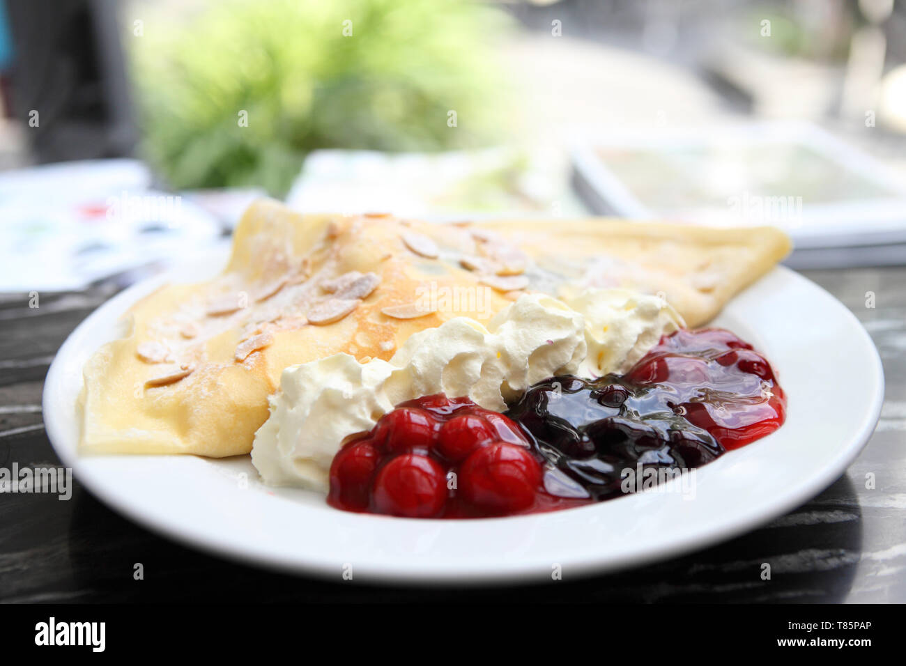 Gâteau de crêpe avec sauce aux baies Banque D'Images