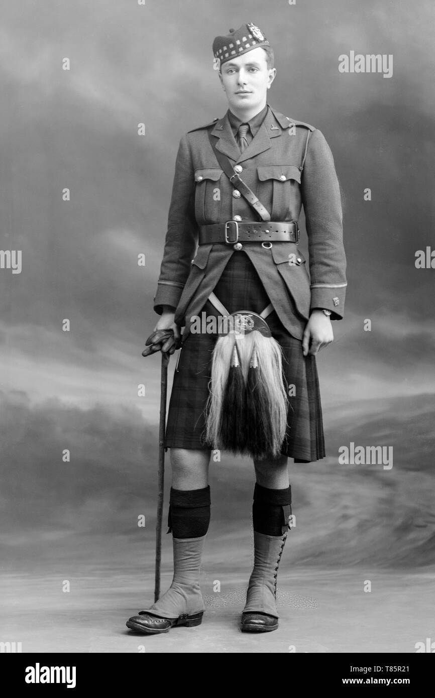 Photographie en noir et blanc prises le 15 novembre 1915 dans le célèbre London Studios de Bassanos. Photo du lieutenant C. Beattie, de l'Gordan Highlanders. Les Gordon Highlanders était un régiment d'infanterie de ligne de l'armée britannique qui existait depuis 113 ans, de 1881 à 1994, lorsqu'elle a fusionné avec The Queen's Own Highlanders (Seaforth and Camerons) pour former les Highlanders (Seaforth, Gordons et Cameron). Banque D'Images