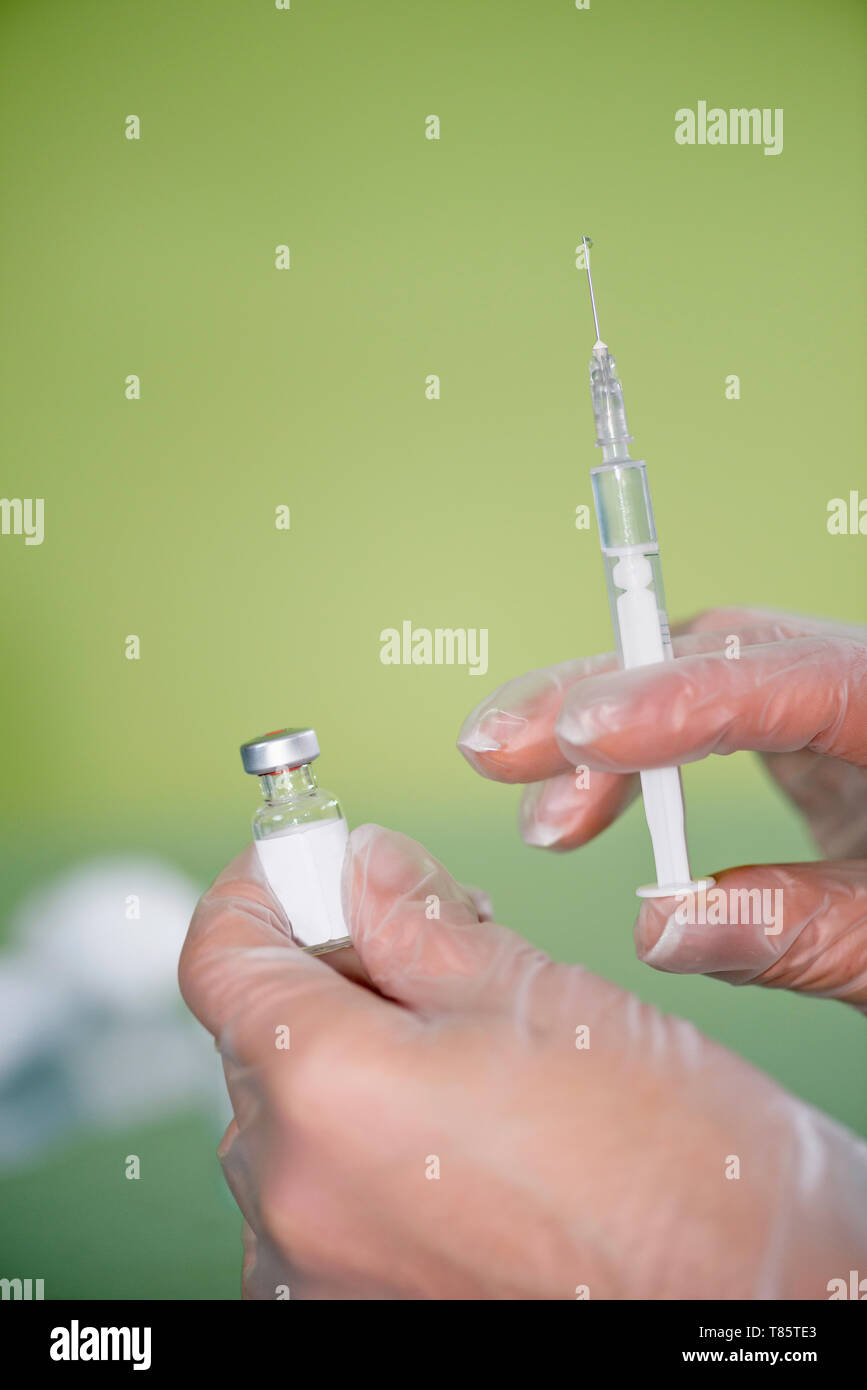 La seringue et le flacon de vaccin Banque D'Images