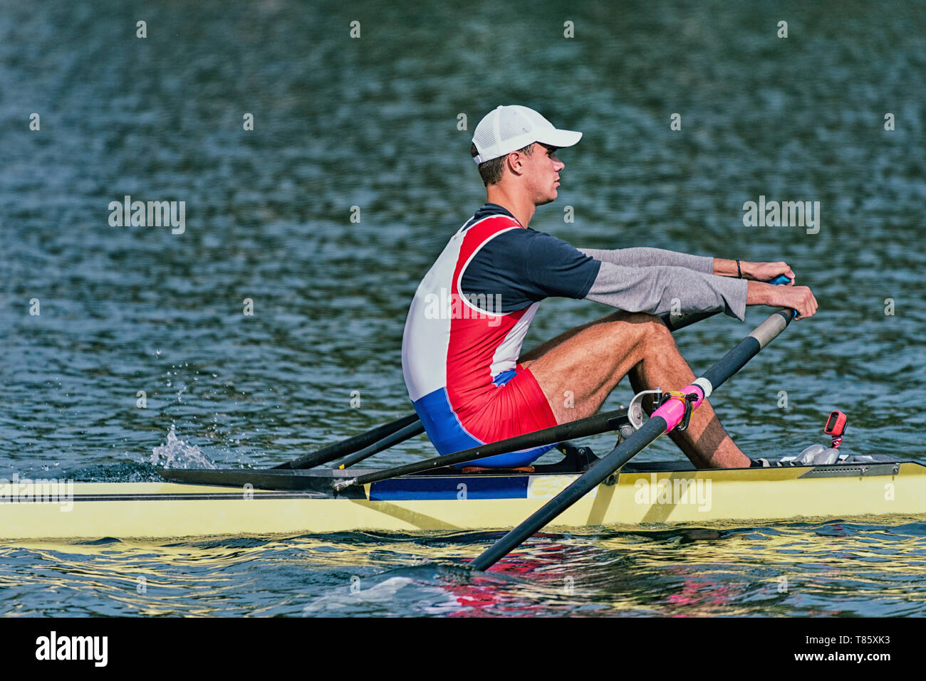 Man rowing scull Banque D'Images