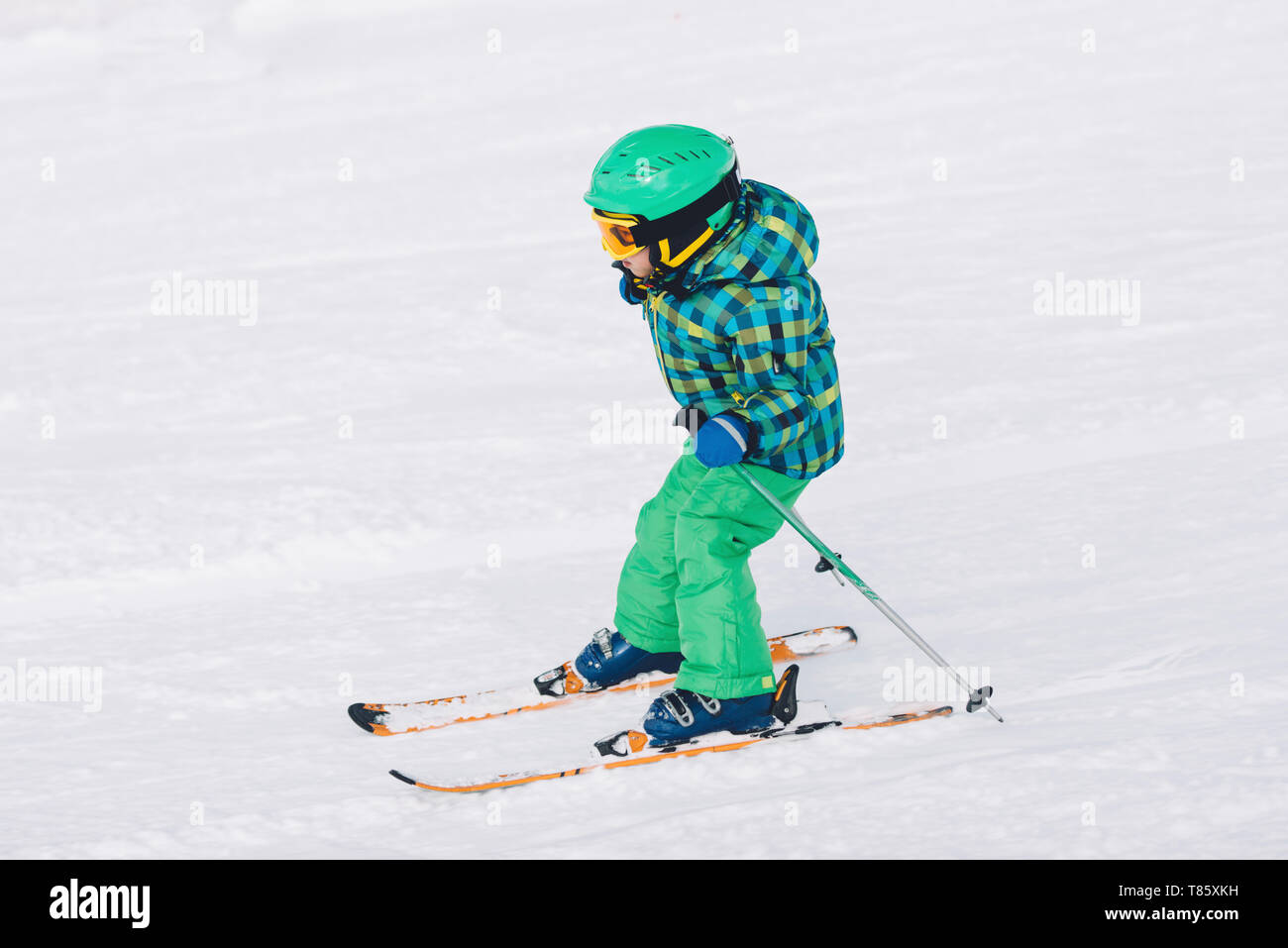 Ski garçon Down Hill Banque D'Images