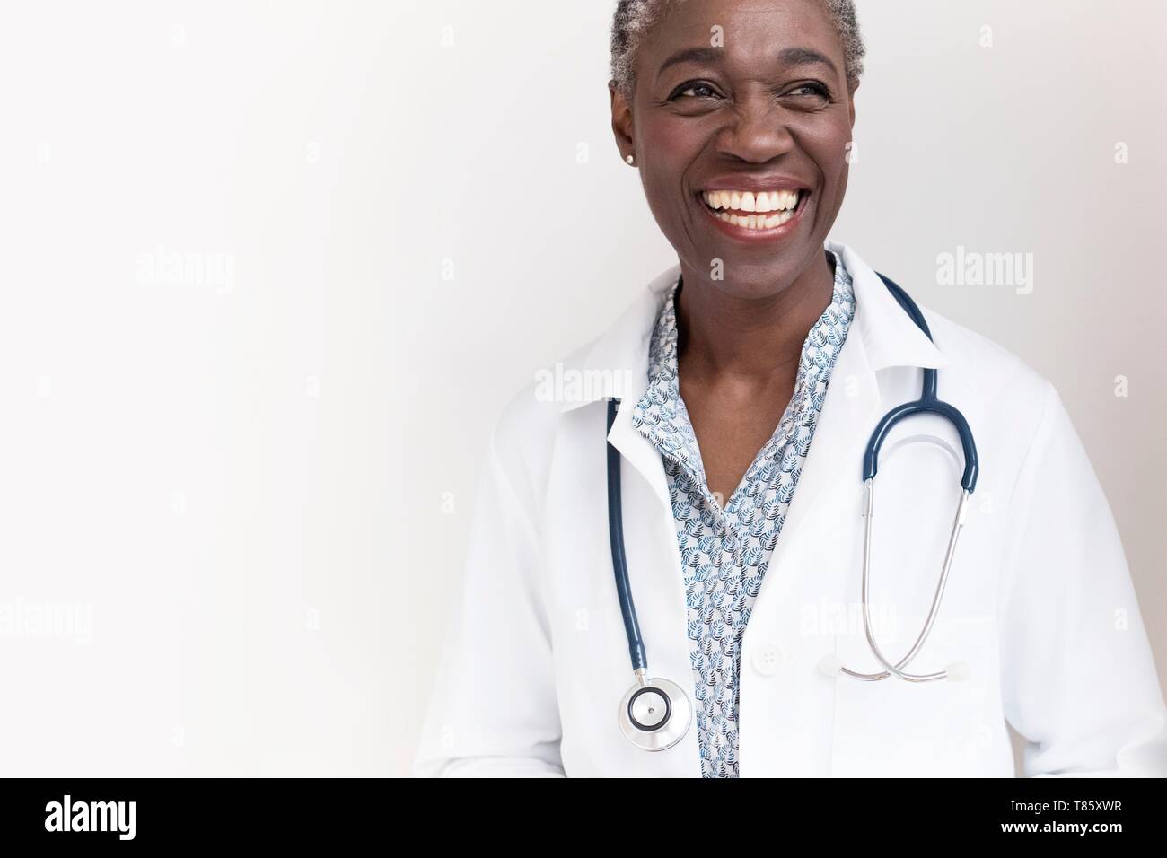 Female doctor smiling Banque D'Images