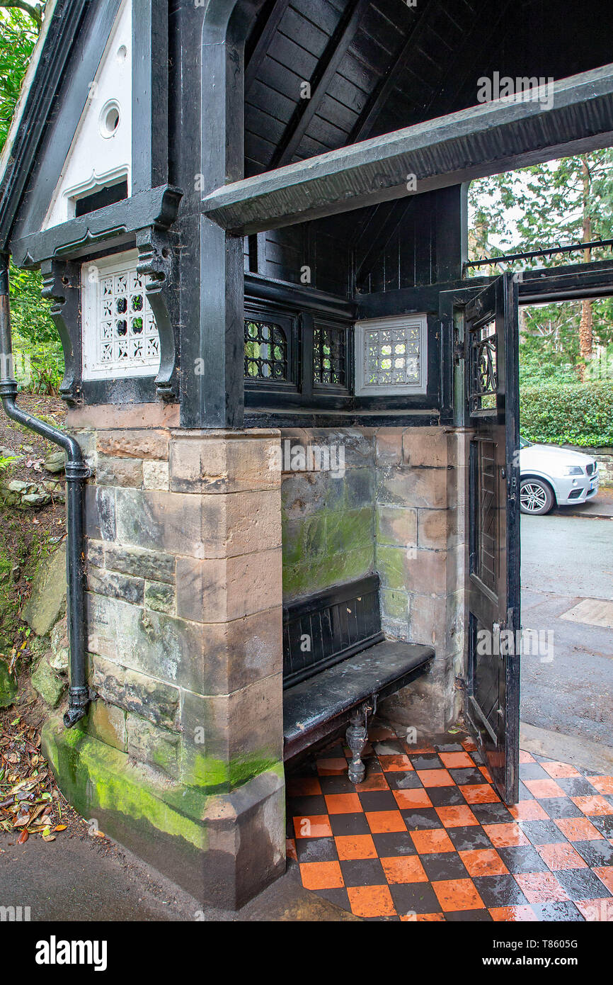Siège, à l'intérieur de la Lych Gate à l'entrée de marche verte Denzell House and Gardens, Dunham Rd, Bowdon, Trafford, Greater Manchester Banque D'Images