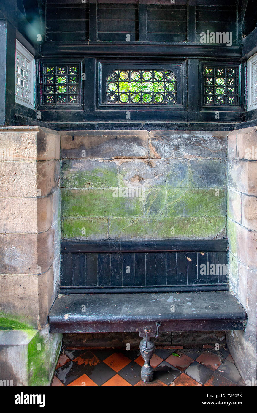 Siège, à l'intérieur de la Lych Gate à l'entrée de marche verte Denzell House and Gardens, Dunham Rd, Bowdon, Trafford, Greater Manchester Banque D'Images