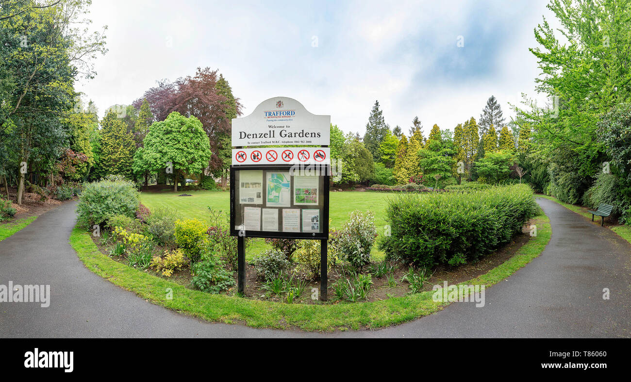 Vue panoramique sur les jardins à l'intérieur de la Lych Gate à partir de l'entrée de marche verte Denzell House and Gardens, Dunham Rd, Bowdon, Trafford, plus de manches Banque D'Images