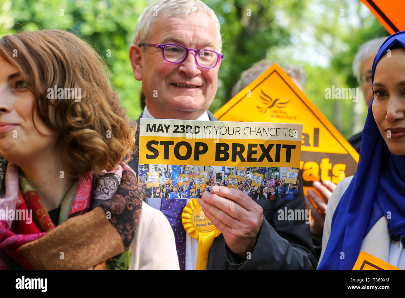 Un militant libéral-démocrate est vu la tenue d'une partie notice indiquant Arrêter Brexit durant la prochaine campagne électorale de l'Union européenne. La Grande-Bretagne doit tenir des élections du Parlement européen le 23 mai 2019 ou quitter l'Union européenne avec l'absence d'accord au 1er juin après Brexit a été retardé jusqu'au 31 octobre 2019, en tant que premier ministre, Theresa peut n'a pas réussi à obtenir son Brexit transaction approuvée par le Parlement. Banque D'Images