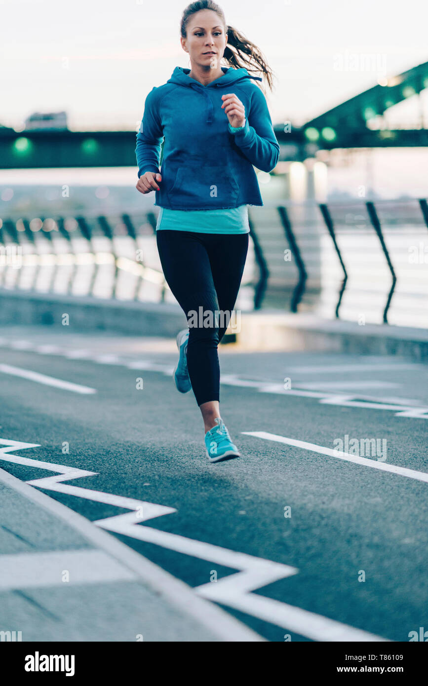 Woman jogging in city Banque D'Images