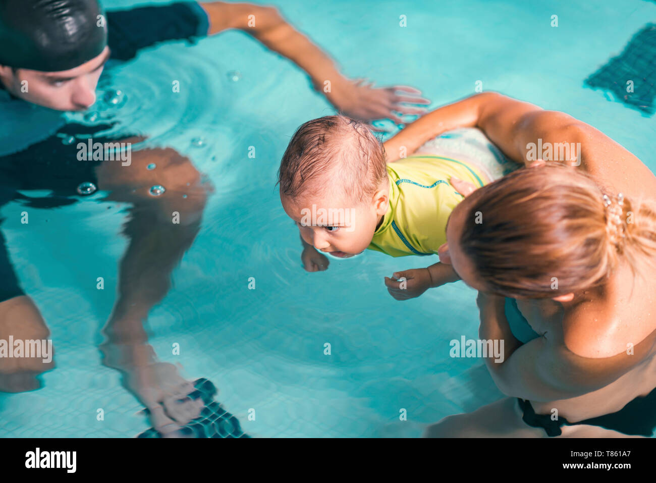 Mère et Bébé garçon in swimming pool Photo Stock - Alamy