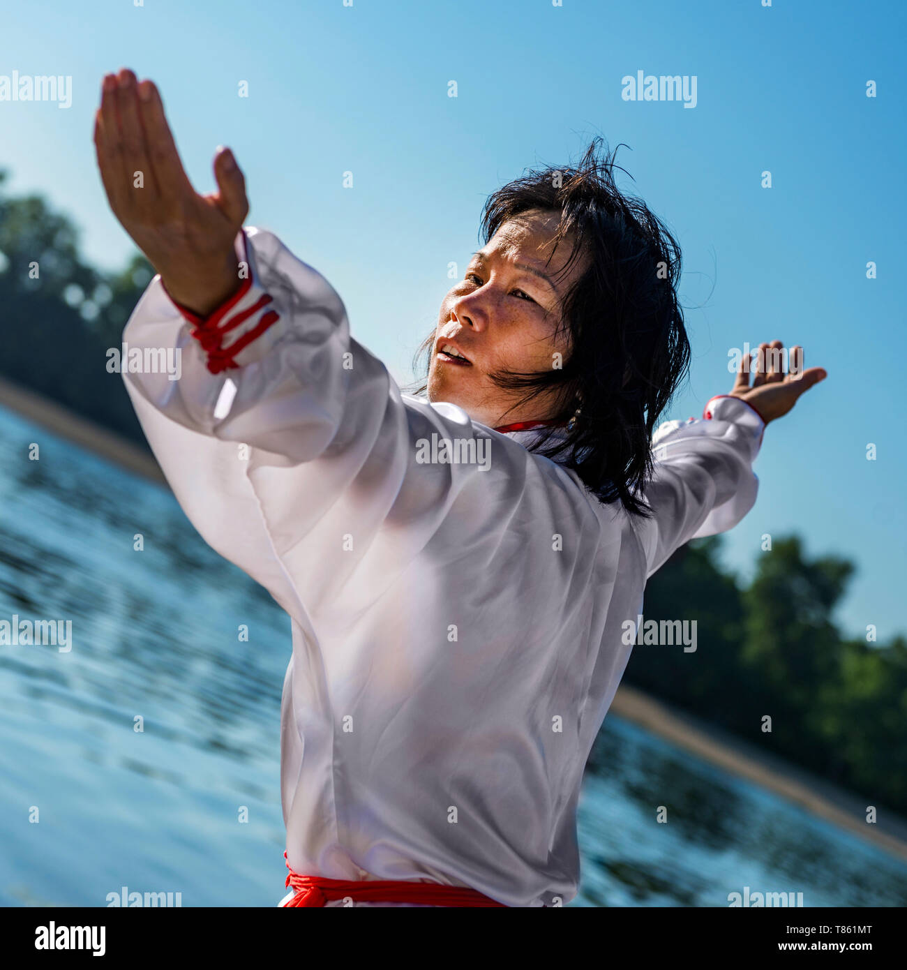 Les femmes du lac par la pratique du tai chi Banque D'Images