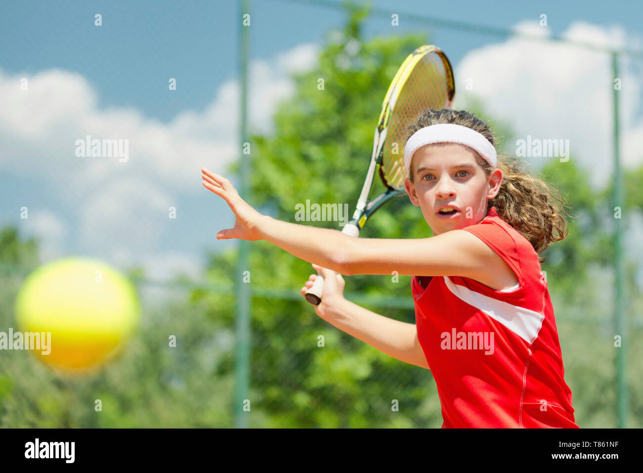 Girl playing tennis Banque D'Images