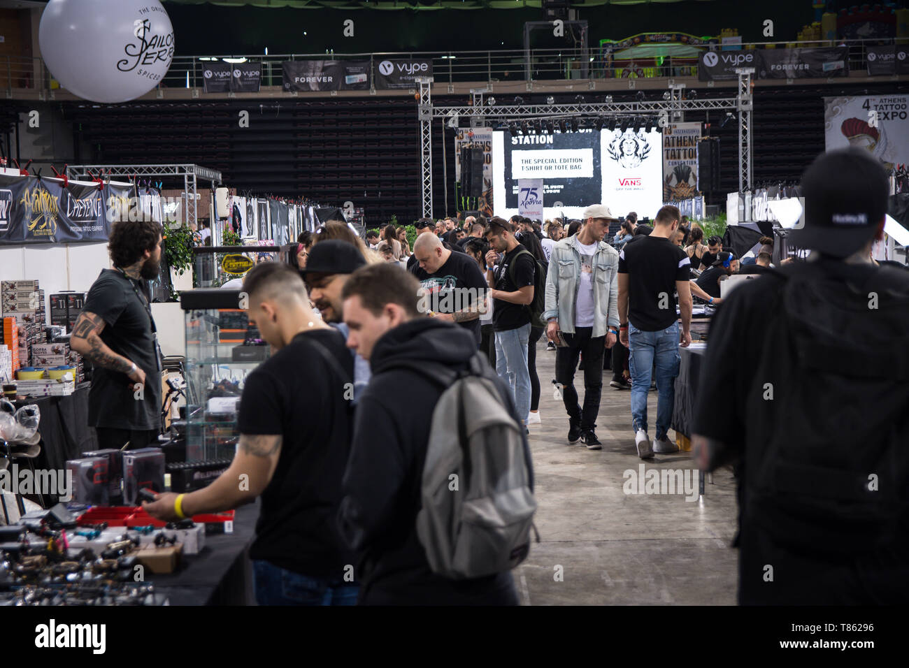 Les gens ont vu marcher et regarder les tatoueurs font leur travail pendant le festival. Des milliers d'artistes tatoueurs du monde entier ont pris part au cours de la 13e Convention Internationale de tatouages d'Athènes et ils ont aussi fait de tatouages des gens qui étaient intéressés. Banque D'Images