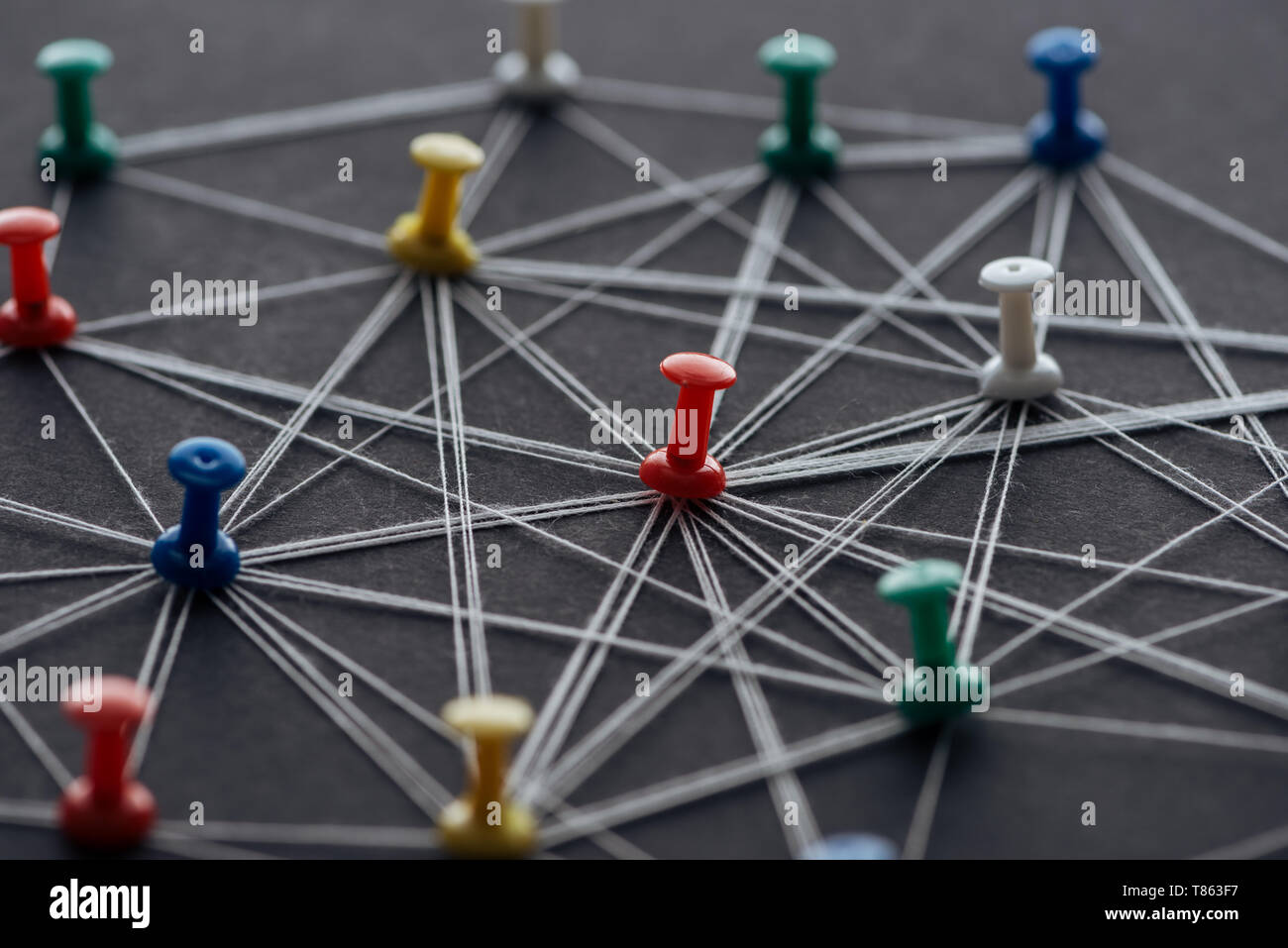 Pousser broches connectées avec cordes isolé sur gray, réseau concept Banque D'Images