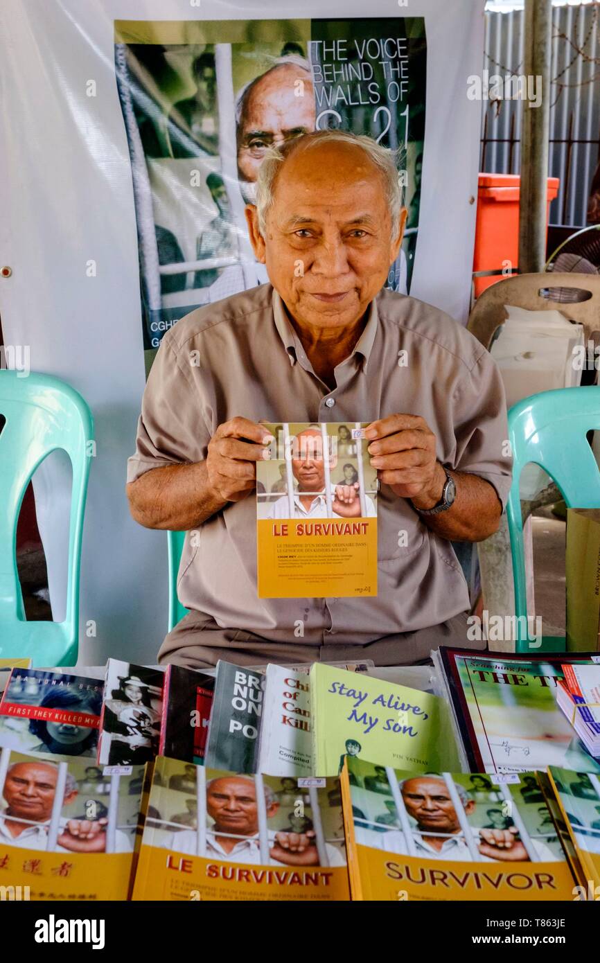 Cambodge, Phnom Penh, musée de Tuol Sleng, ancien S 21 prison de Khmers rouges sous Pol Pot, un survivant vend son histoire Banque D'Images