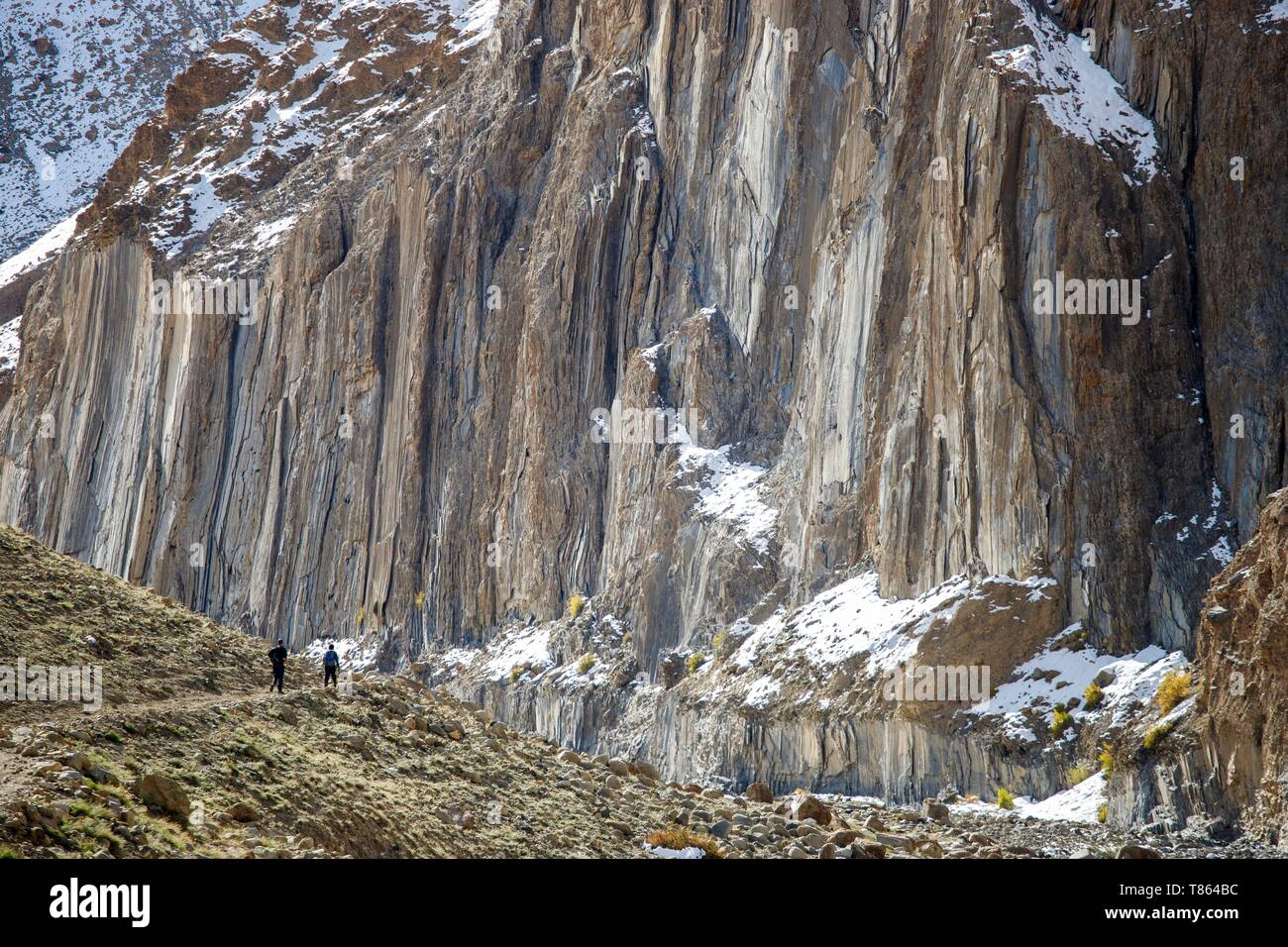 L'Inde, l'état de Jammu-et-Cachemire, Ladakh, Himalaya, Hemis National Park, trekking suite de refroidissement à Chogdo dans la vallée de Markha, les randonneurs sur la piste vers le camp de Nimaling Banque D'Images