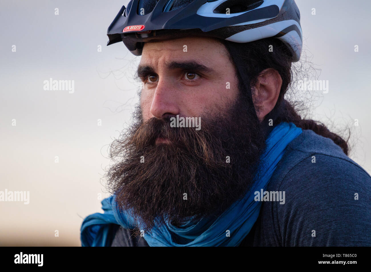 Young caucasian homme barbu portant un casque de vélo Banque D'Images