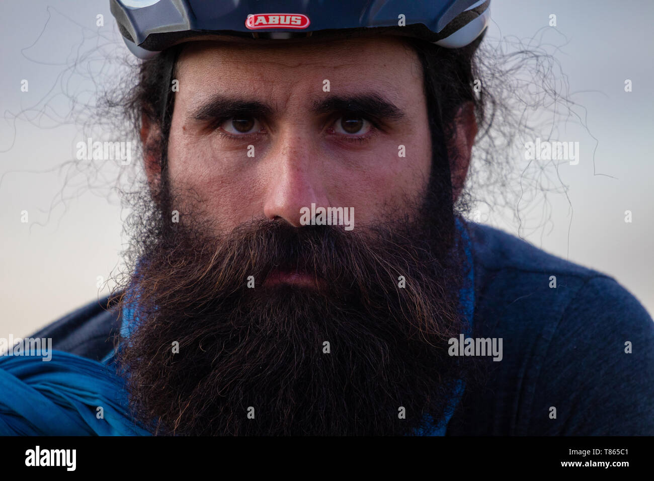 Young caucasian homme barbu portant un casque de vélo Banque D'Images