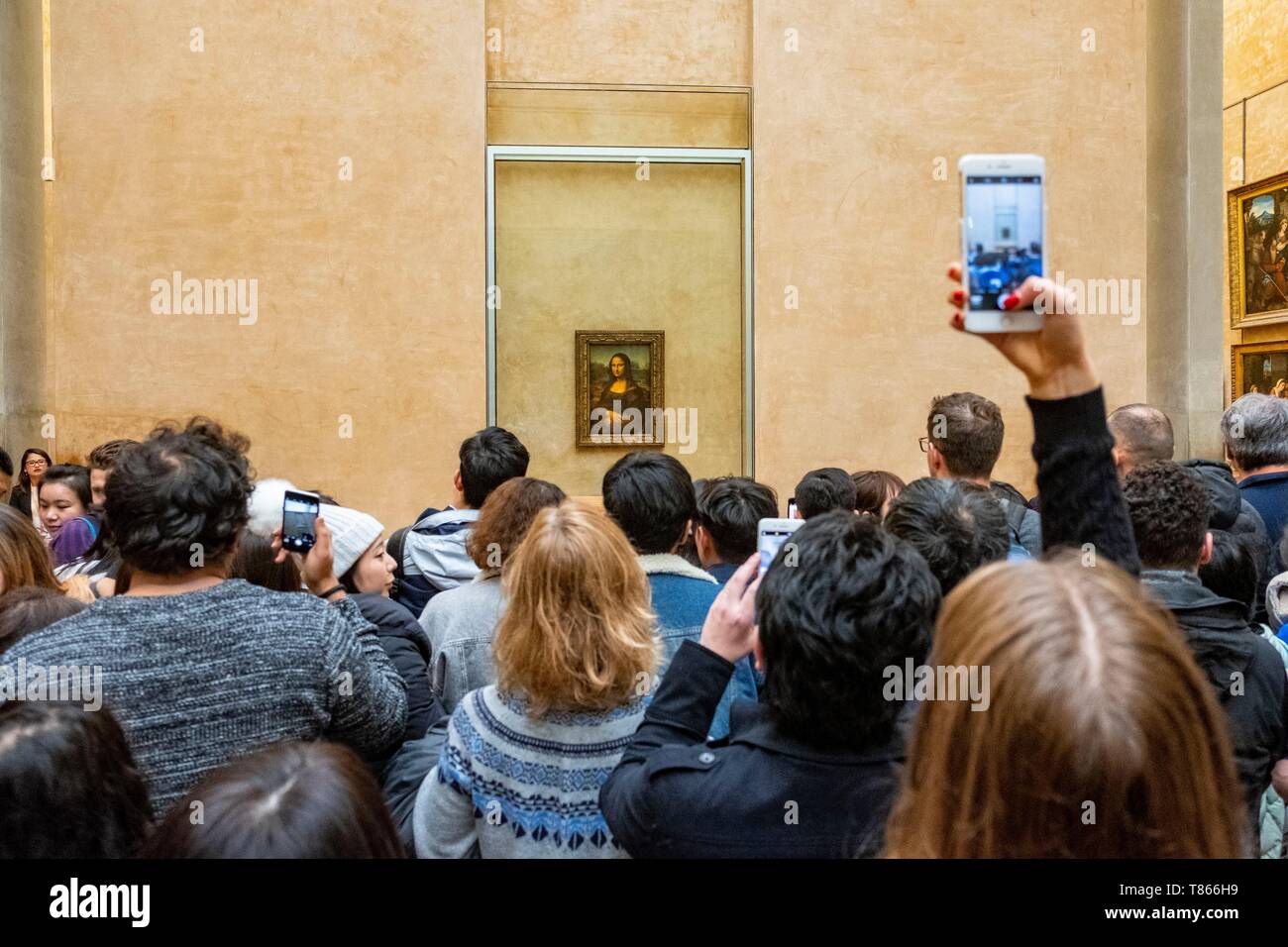 France, Paris, Musée du Louvre, foule en face de la peinture de Léonard de Vinci de la Joconde Banque D'Images