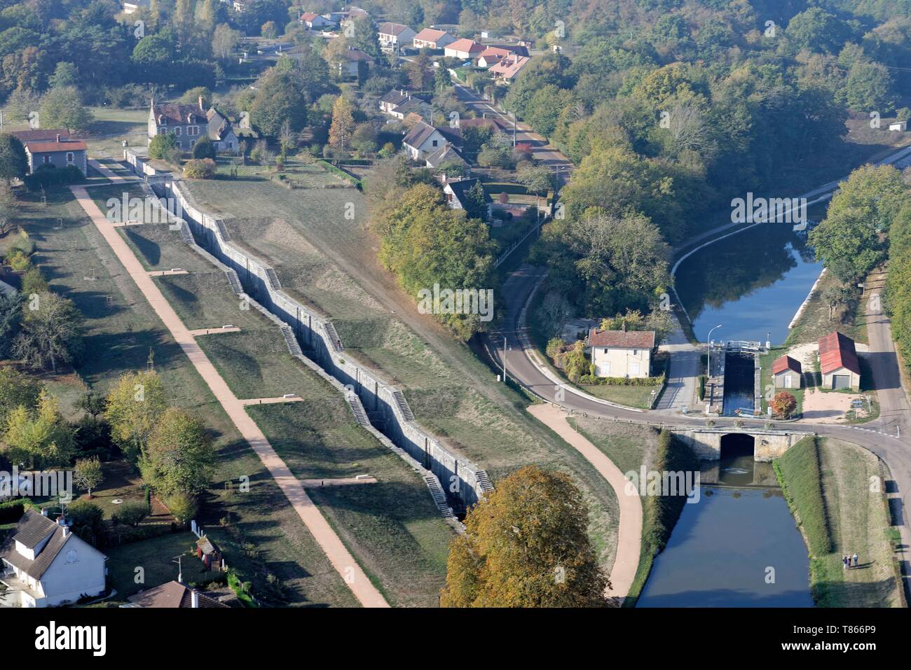 La France, l'Yonne, Rogny les sept Ecluses, l'échelle de sept écluses du canal de Briare (vue aérienne) Banque D'Images