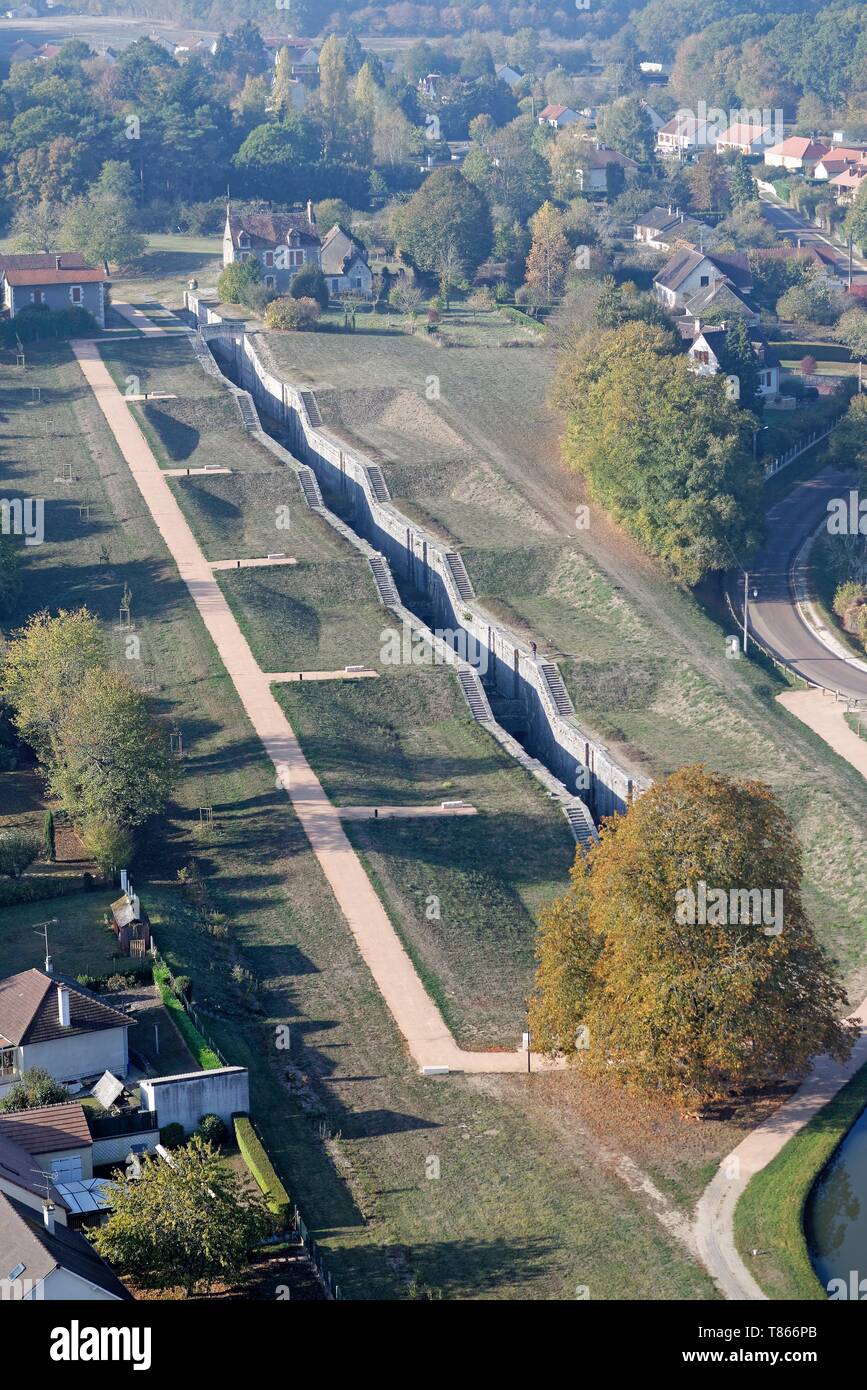 La France, l'Yonne, Rogny les sept Ecluses, l'échelle de sept écluses du canal de Briare (vue aérienne) Banque D'Images