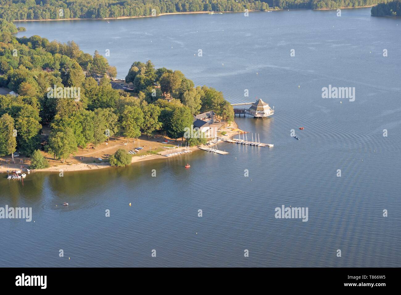 France, Nievre, Morvan, le Lac de Settons dans le Parc Naturel Régional du Morvan (vue aérienne) Banque D'Images