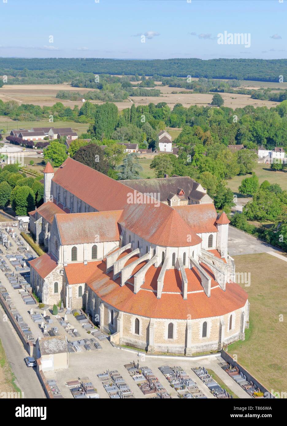 La France, l'Yonne, Ligny-le, l'abbaye cistercienne de Pontigny (vue aérienne) Banque D'Images