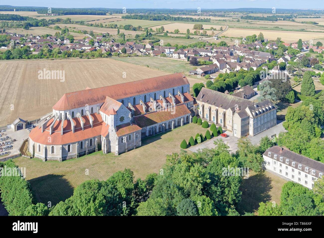 La France, l'Yonne, Ligny-le, l'abbaye cistercienne de Pontigny (vue aérienne) Banque D'Images