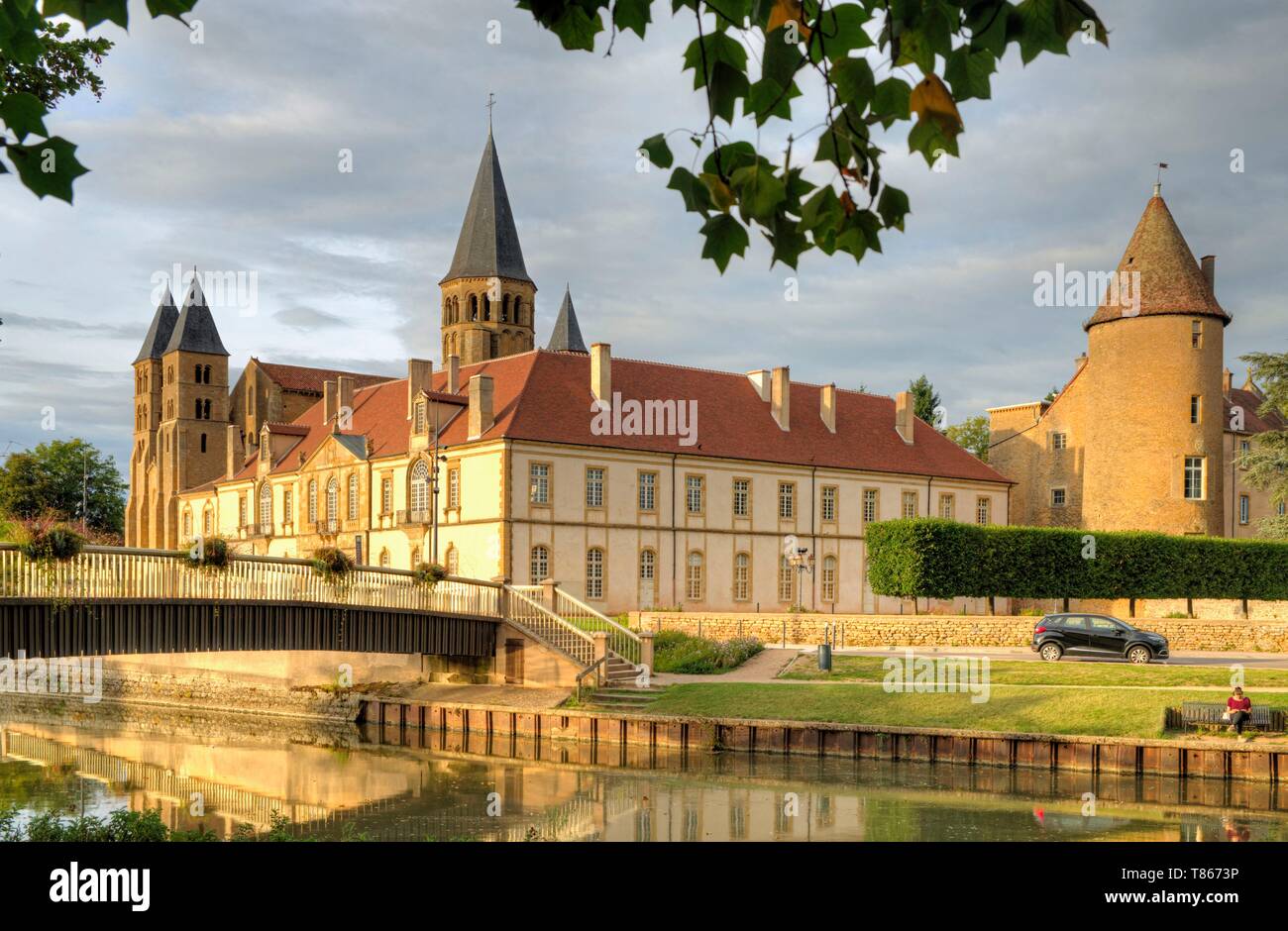 France, Saône et Loire, Paray le Monial, la Basilique du Sacré-Cœur de la xiième siècle vu les bords de Bourbince Banque D'Images