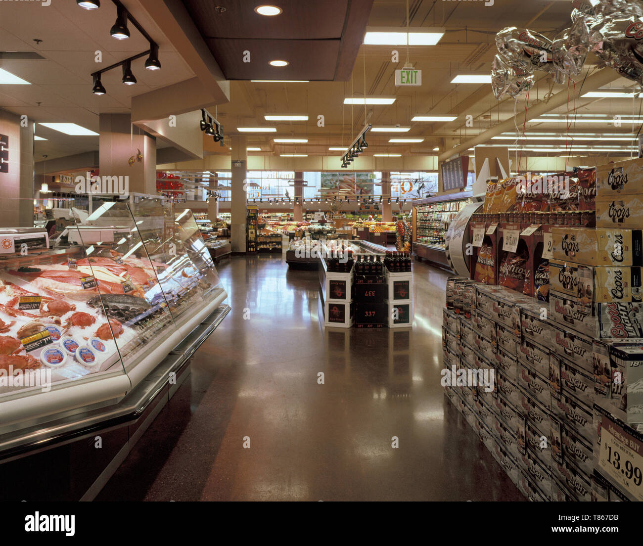 Les aliments surgelés et de l'allée de la bière Banque D'Images