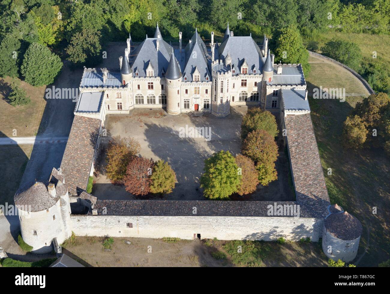 France, Dordogne, Saint Michel de Montaigne, le château de l'écrivain français Montaigne vivait, reconstruit à la fin XIX e siècle et où seule la tour sur la gauche est d'origine (vue aérienne) Banque D'Images