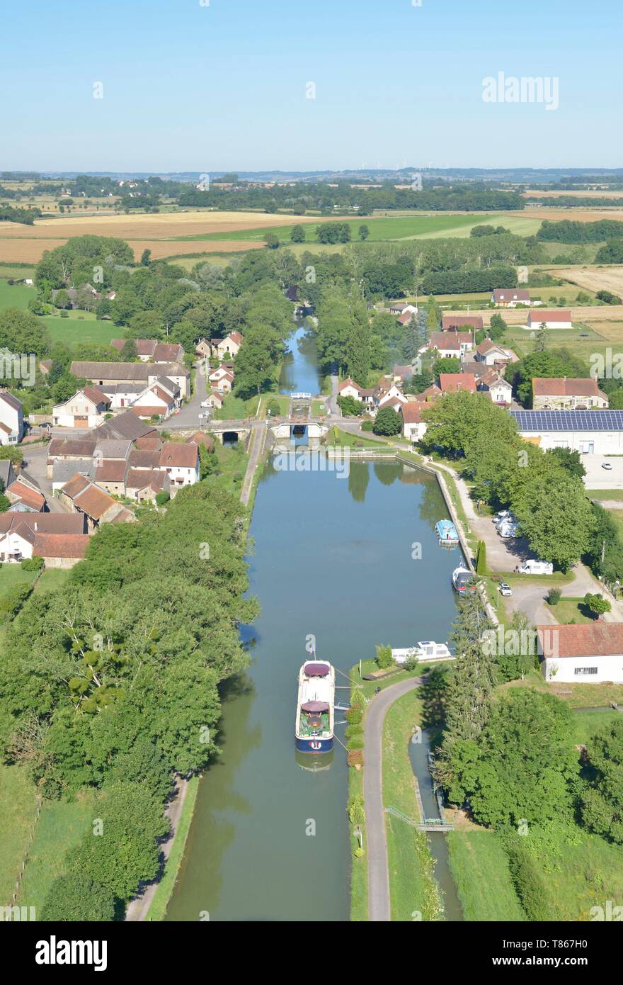 France, Côte d'Or, le canal de Bourgogne (vue aérienne) Banque D'Images