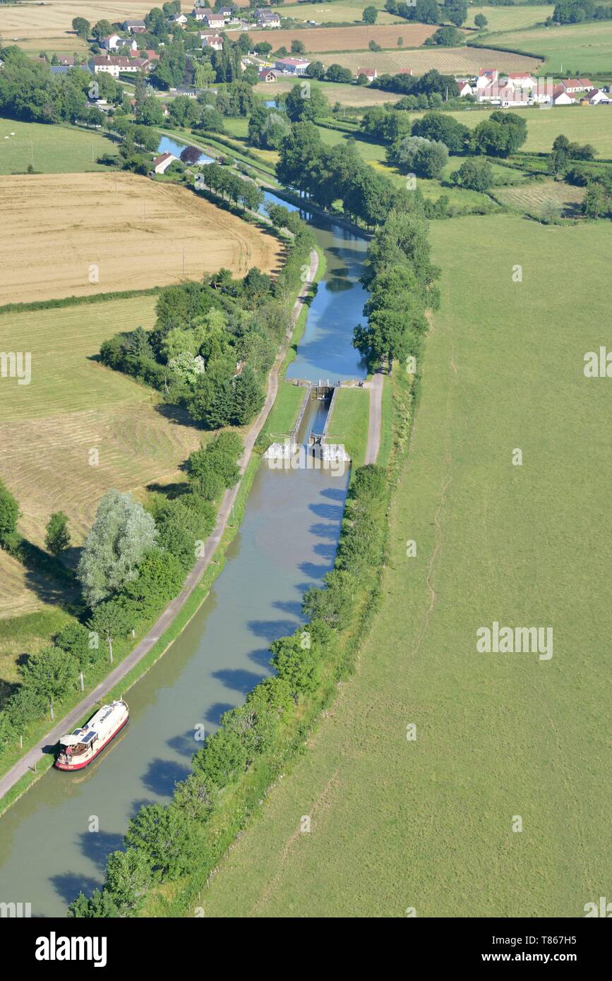 France, Côte d'Or, le canal de Bourgogne (vue aérienne) Banque D'Images
