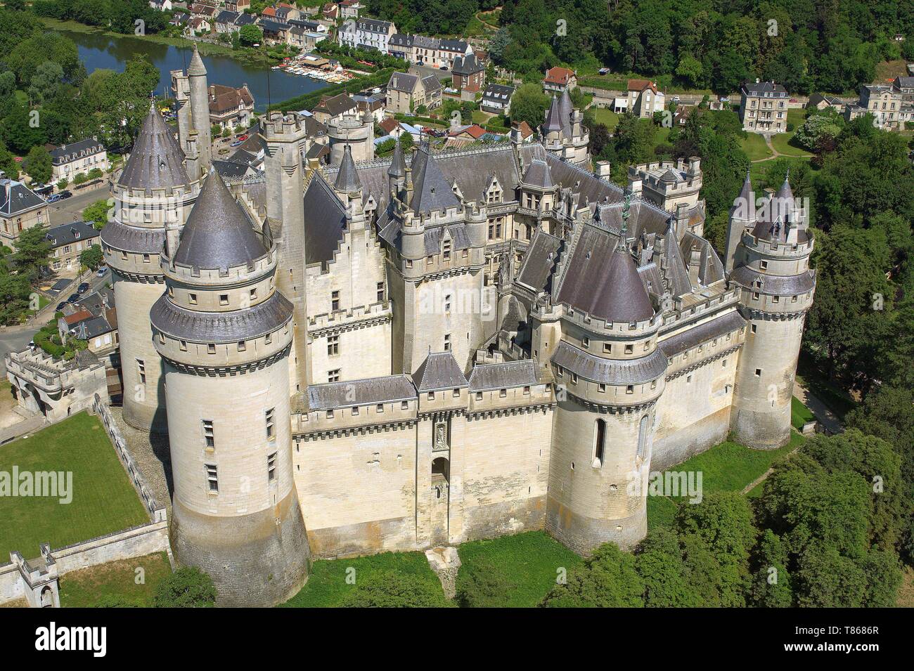 La France, l'Oise, Pierrefonds, château de Pierrefonds, rénové par Viollet le Duc (vue aérienne) Banque D'Images