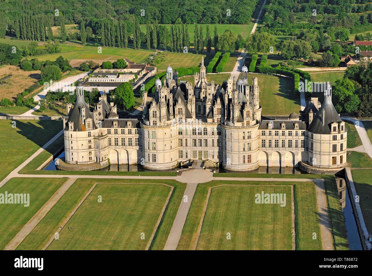 France, Loir et Cher, vallée de la Loire classée patrimoine mondial de l'UNESCO, Chambord, le château et ses jardins à la française (vue aérienne) Banque D'Images