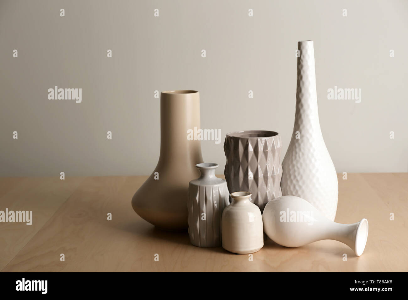 Vases différents sur table en bois Banque D'Images