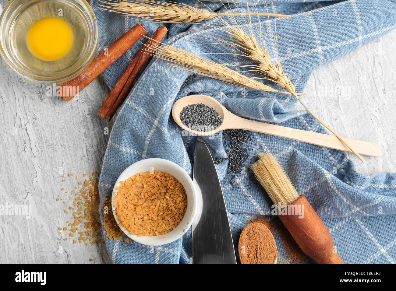 Ingrédients pour la préparation de boulangerie sur table en bois Banque D'Images