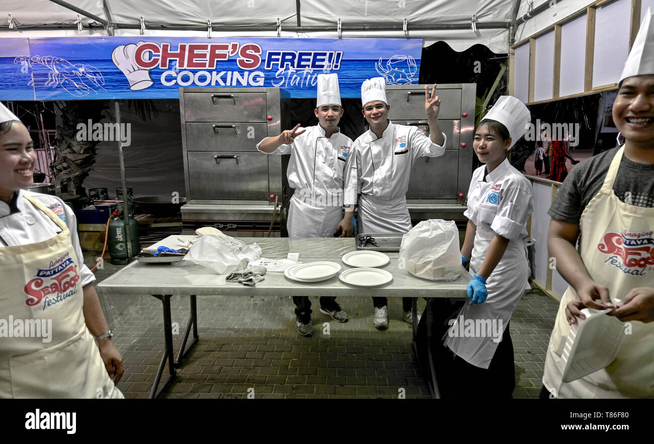 Les cuisiniers dans la cuisine à préparer les aliments pour le festival annuel de l'alimentation à Pattaya, Thaïlande Asie du sud-est Banque D'Images