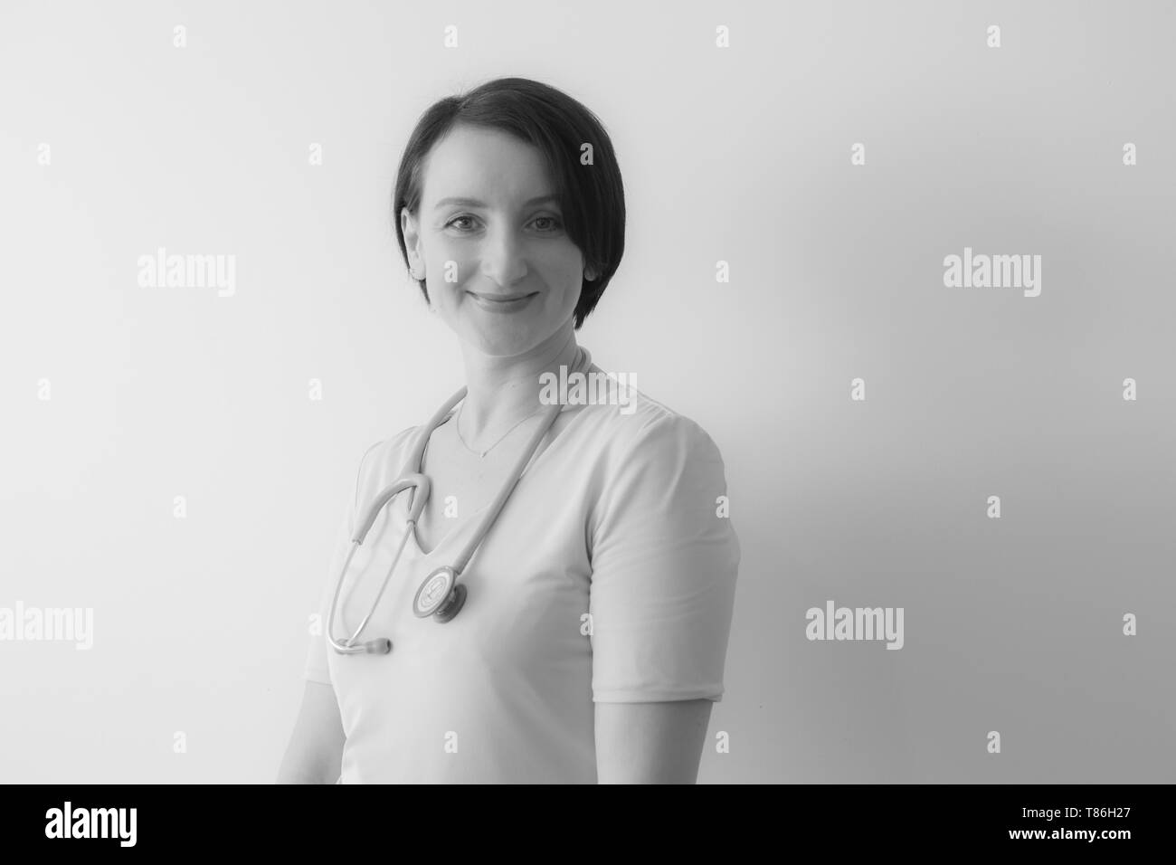 Beautiful happy caucasian nurse seul espace copie noir et blanc Banque D'Images