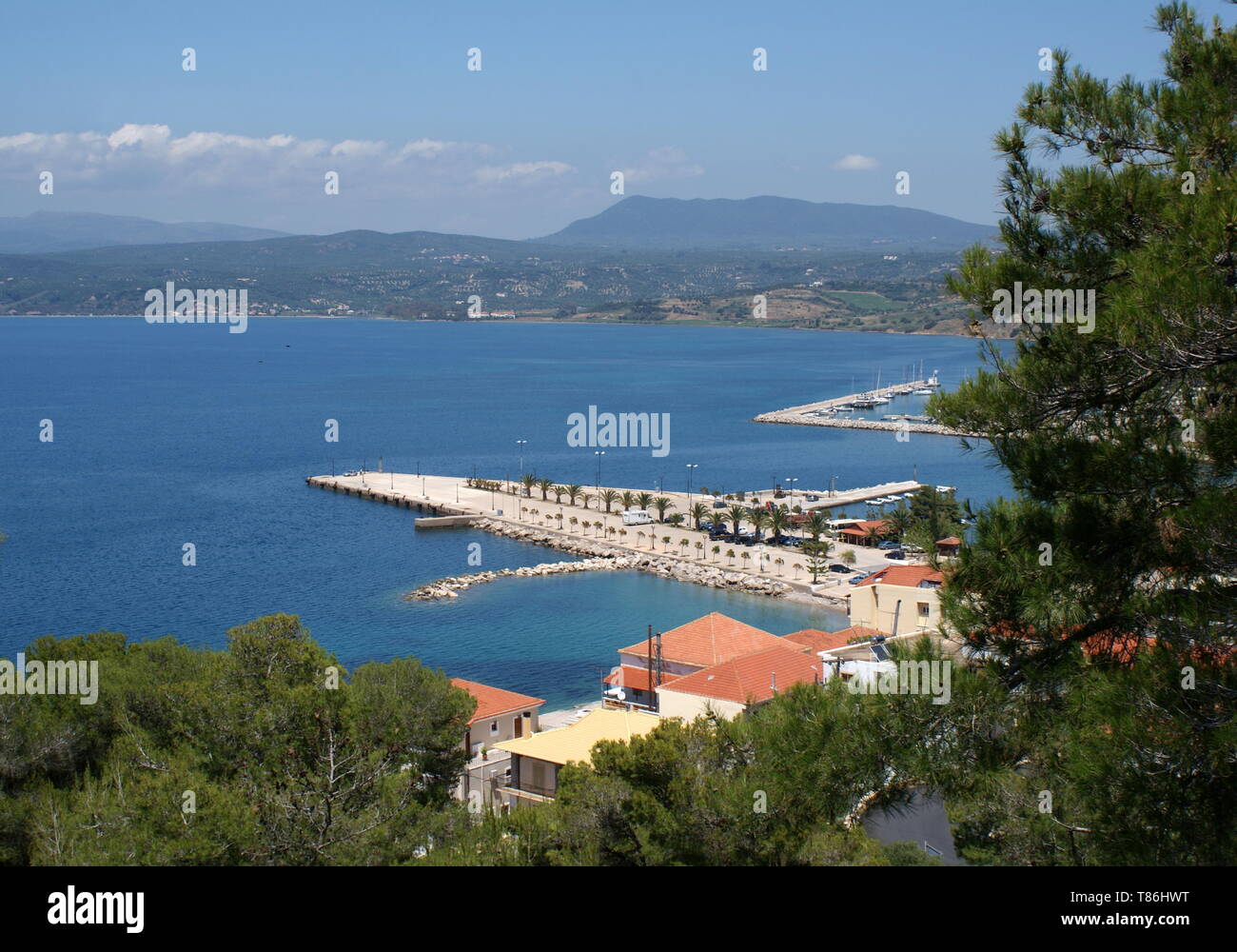 Vue sur le port et la baie de Navarino Pylos Pylos, Péloponnèse, Grèce, Banque D'Images