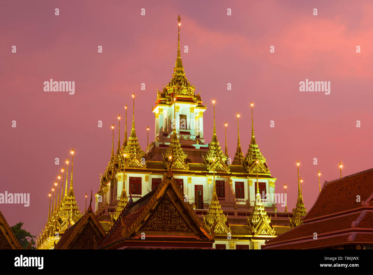 Haut de la chedi Loha Prasat du temple bouddhique Wat Ratchanatdaram Varavihara close-up dans le contexte de la coucher du soleil. Bangkok, Thaïlande Banque D'Images