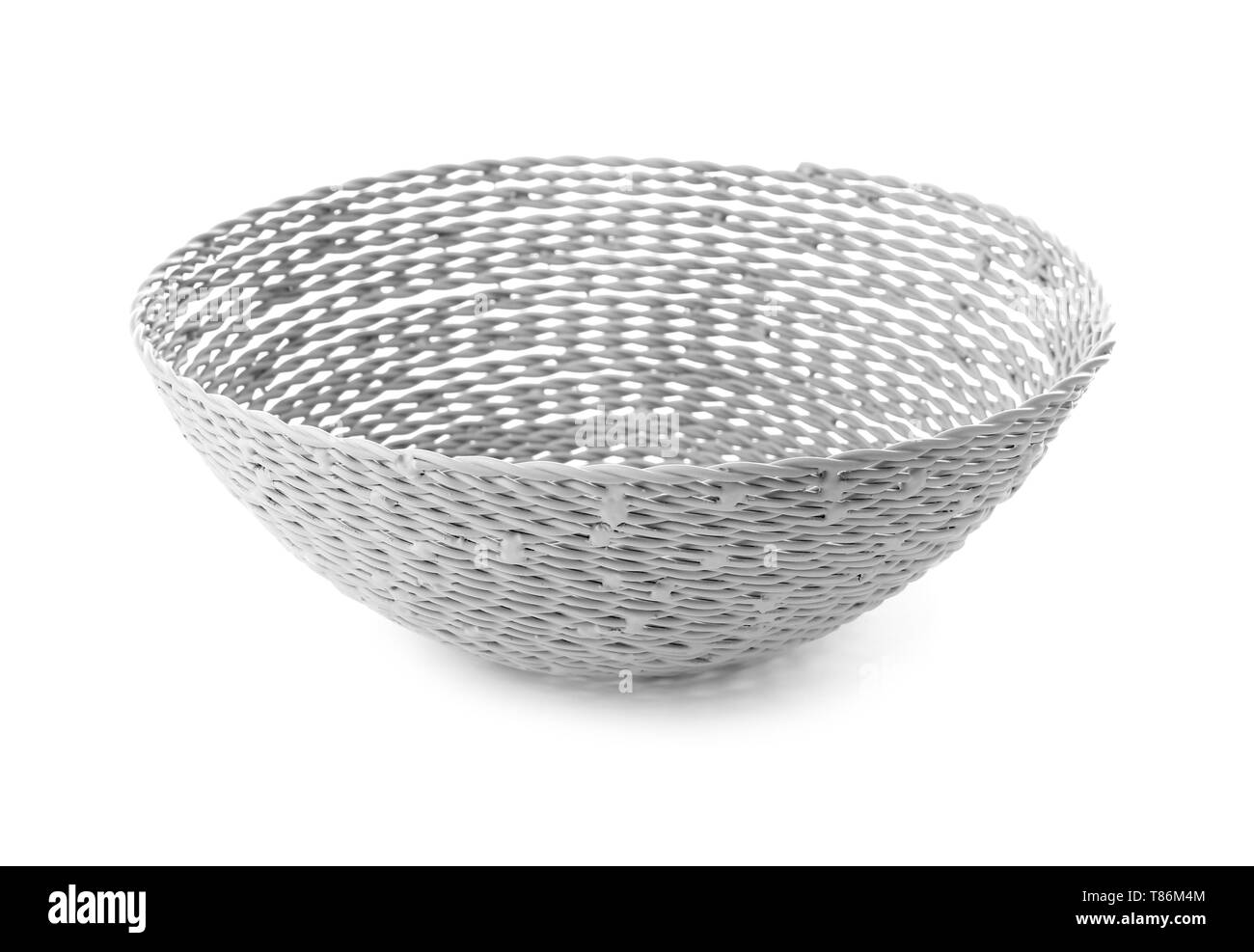 Bol en osier vide sur fond blanc Banque D'Images